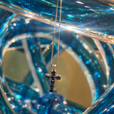 Collana in oro bianco con croce di zaffiri